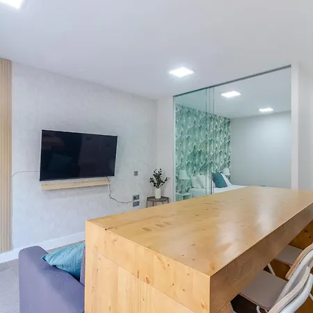 Apartment Urban Chic Mid-stay Modern Comfort